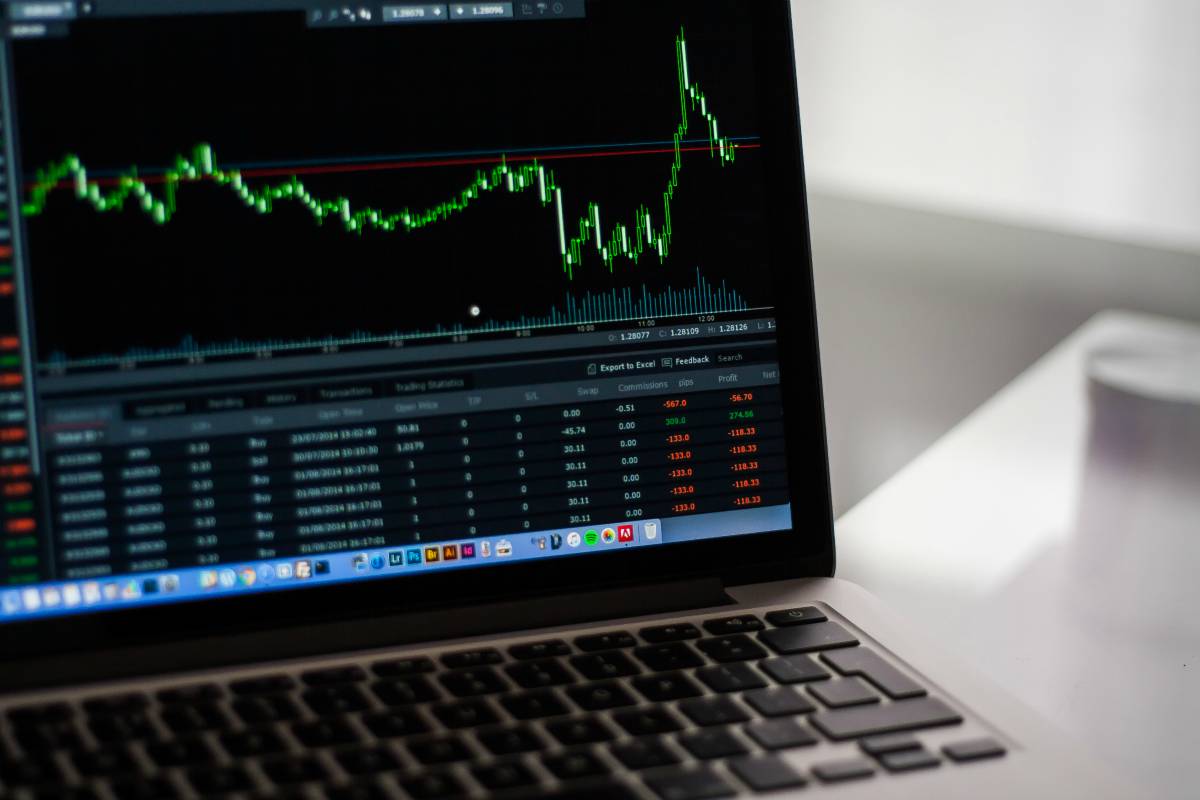 computer graph showing progression | How Artificial Intelligence Helps Sales Reps Close More Deals | artificial intelligence