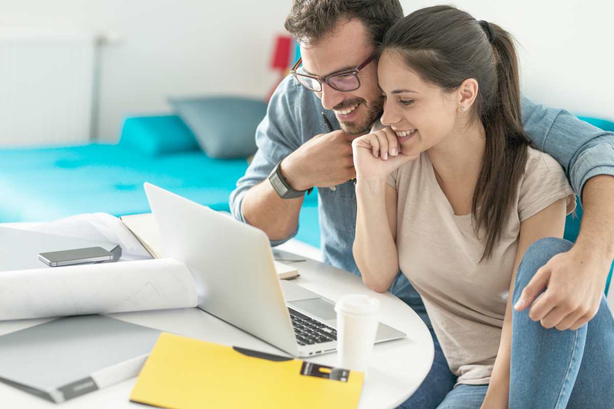 woman buying online stocks | Inside Sales Tips: Sort Tire Kickers From Buying Signals